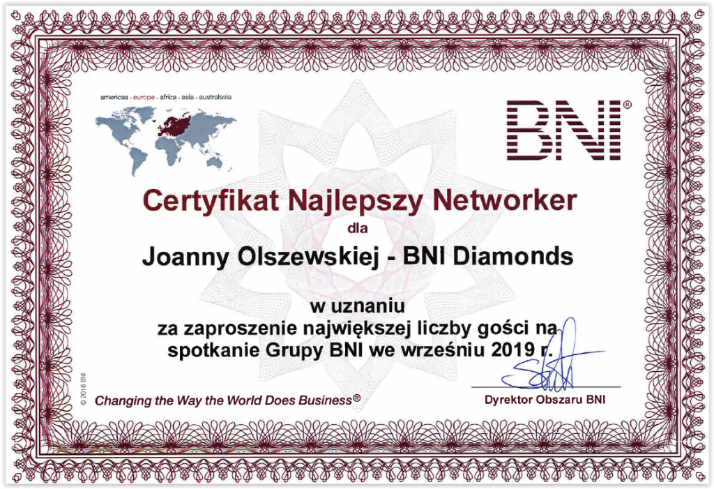 Certyfikat oprawiony w ozdobną bordową ramkę z logo BNI w prawym górnym rogu. Po lewej stronie znajduje się kolorowa mapa świata z zaznaczonymi kontynentami, a w tle widoczny jest delikatny wzór rozetowy. Główna treść certyfikatu jest w języku polskim i brzmi: „Certyfikat Najlepszy Networker dla Joanny Olszewskiej – BNI Diamonds w uznaniu za zaproszenie największej liczby gości na spotkanie Grupy BNI we wrześniu 2019 r.” Na dole widnieje podpis Dyrektora Obszaru BNI oraz motto organizacji: „Changing the Way the World Does Business®”.