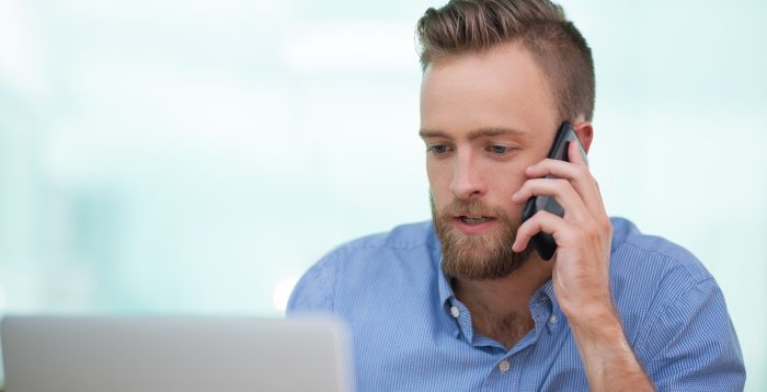 Pracownik rozmawiający przez telefon